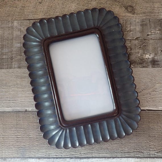 Vintage 4x6 Blue Gray Scalloped Picture Photo Frame with Fluted Ribbed Design 4" x 6"
