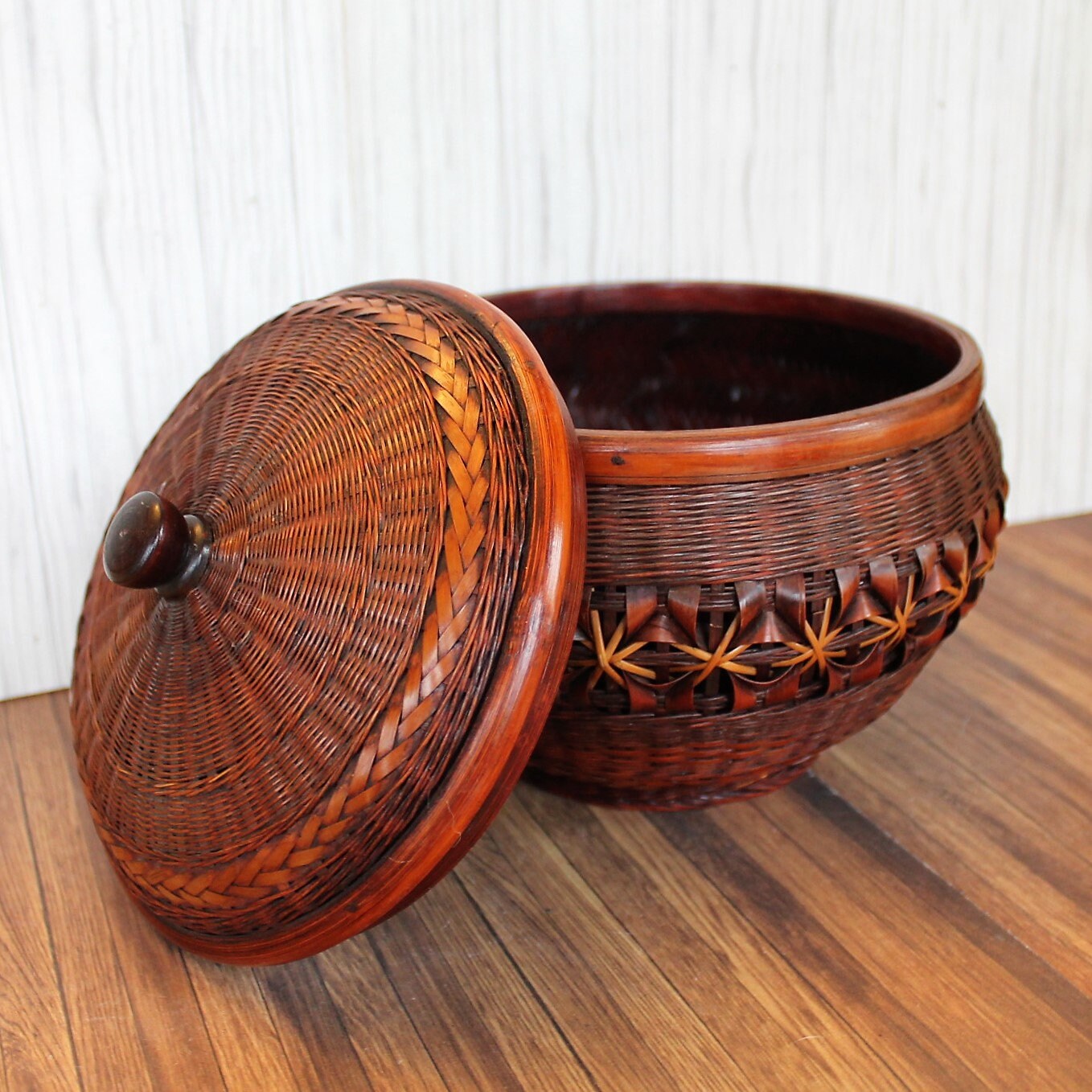 Vintage Woven Wicker Round Sewing Basket with Lid and Handle Asian Free