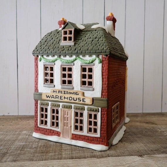 Dept 56 Dickens Village Fezziwigs Warehosue Building 1986 Heritage Village Collection with Box and Light