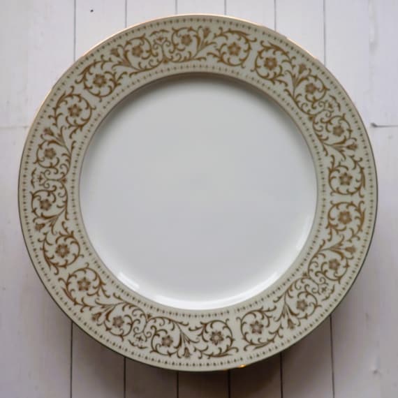 Vintage Fashion Manor AMONETTE Dinner Plate Set of 4 White Fine China White with Pale Green Gray Silver Scroll Flower Floral Design