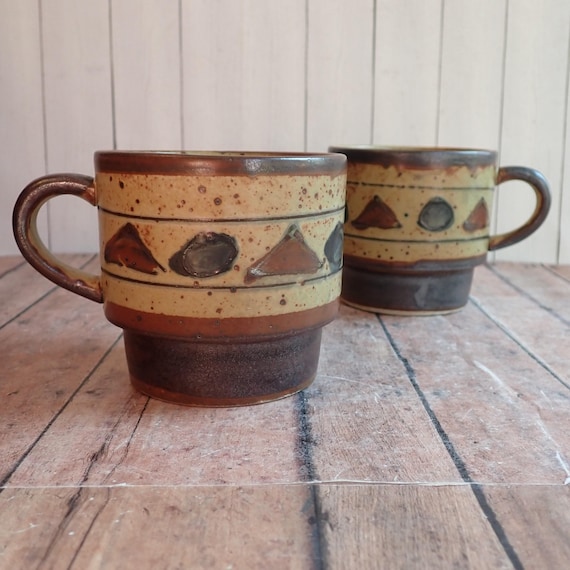 Vintage Otagiri Stoneware Mug Set of 2 Matching Mugs Tan with Green and Brown Triangle and Dot Pattern