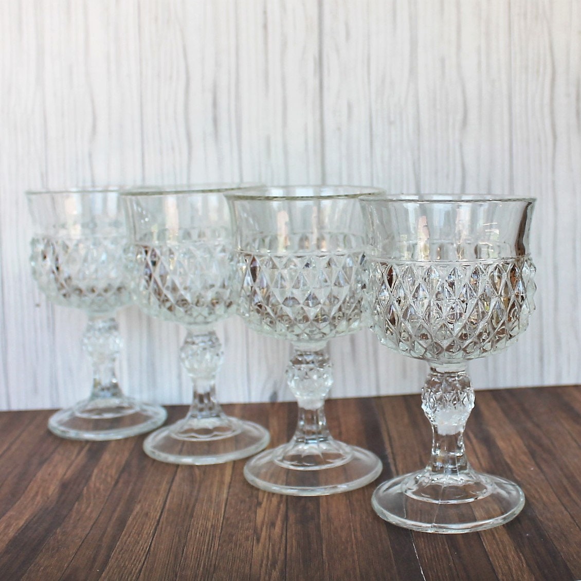 Diamond Point wine glasses in crystal glass, set of two.