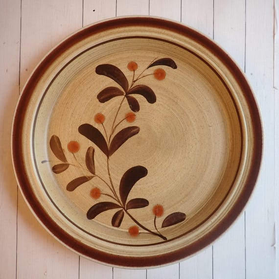 Vintage Premiere Potterskraft WILD BERRIES Stoneware 12" Round Serving Platter Chop Plate Tan with Brown Leaf and Pink Berry Design P5026