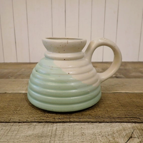 Vintage Wide Base No Spill Ceramic Stoneware Travel Mugs Spill Proof Volcano Shaped White and Green Mug Wide Bottom