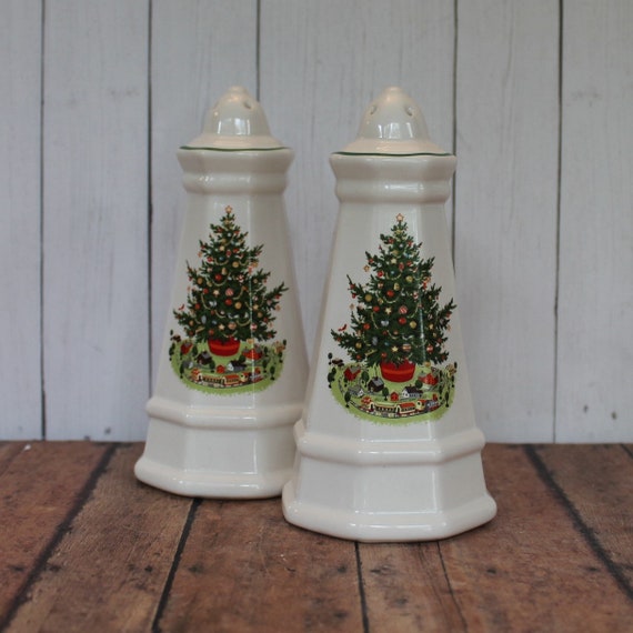 Vintage Pfaltzgraff CHRISTMAS HERITAGE Salt and Pepper Shaker Set of 2 White with Green Christmas Tree Design