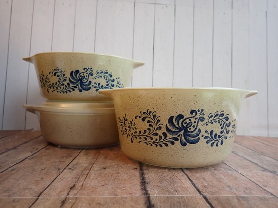 Vintage Pyrex  Homestead Round Casserole Dish Set of 3 with 1 Lid 471 472 473  Beige with Blue Leaf and Flower Design