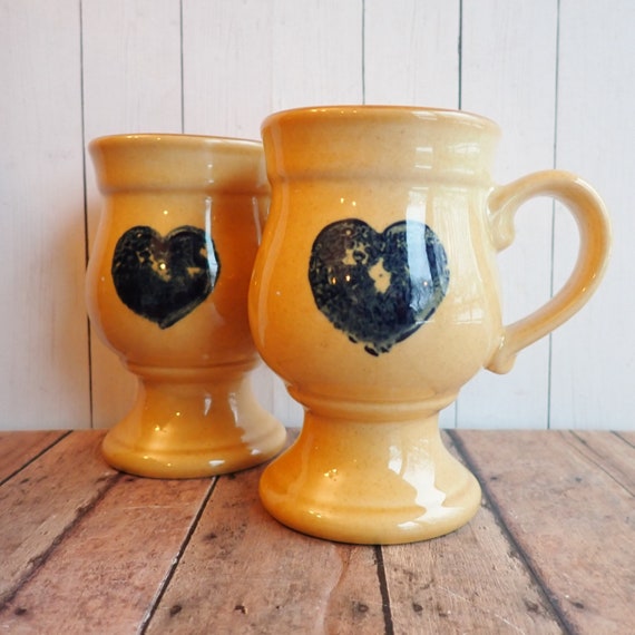 Vintage Pfaltzgraff AMERICA Grandmug Footed Pedestal Mug Set of 2 Tan and Blue Sponged Heart Americana Design