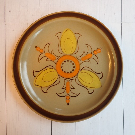 Vintage Hearthside FLEUR DE LIS Salad Plate Set of 8 Plates Tan Stoneware with Orange Yellow and Brown Geometric Design Md Century Modern