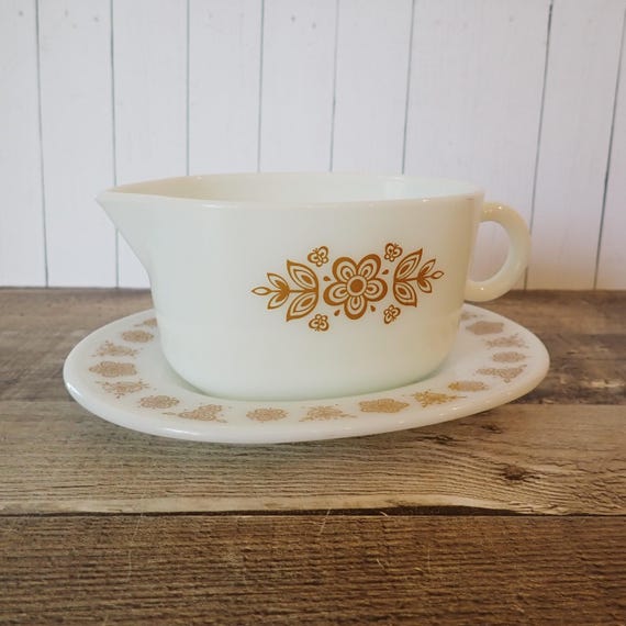 Vintage Pyrex BUTTERFLY GOLD Gravy with with Oval Underplate White Milk Glass with Yellow Daisy Flowers Floral Design Corning USA