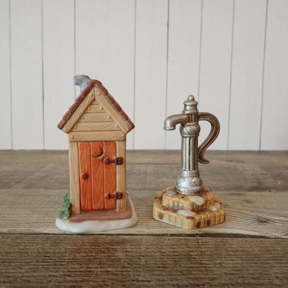 Vintage LEFTON Colonial Village Accessory Outhouse 07325 and Water Pump 07923 Set of 2