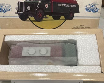 Vintage Corgi WHITE PETROL TANKER, mint, gloednieuw in de doos! Corgi #98449 Wauw!!!