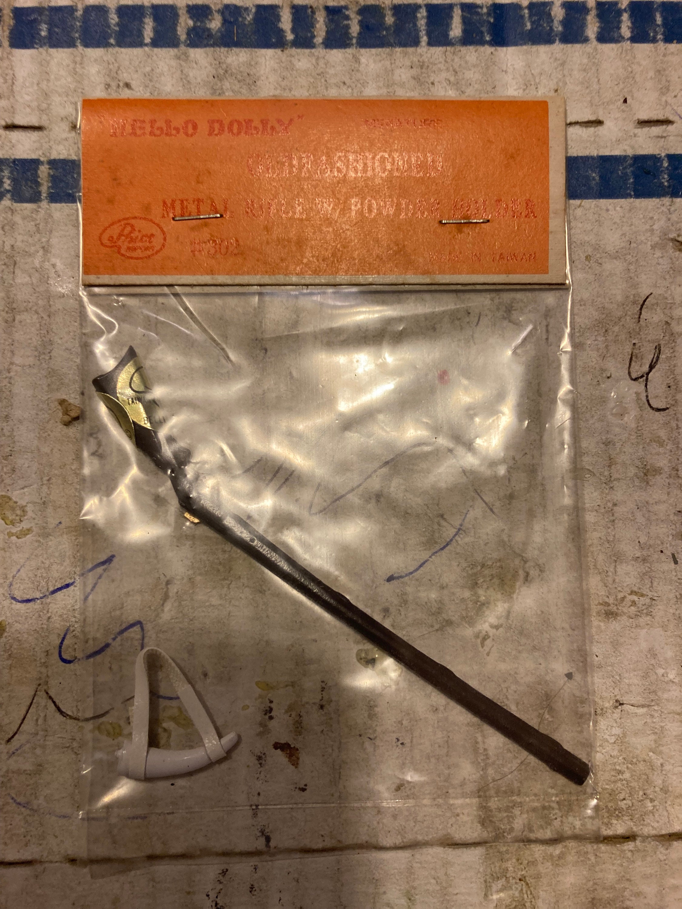 HELLO DOLLY, Old Fashioned Metal RIFLE and Powder Case #302 New in Package!!!