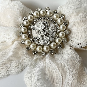 Baby-Mädchen-Medaillon. Babybett-Medaillon. Babyschutzmedaillon. Baby-Geschenk. Religiöses Geschenk. Schutzengel-Medaillon. Baby-Brosche