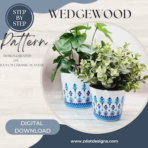 Op de afbeelding: Twee keramische potten met een blauw en wit geometrisch patroon geïnspireerd op Wedgwood aardewerk. De potten zijn 11 x 9 cm en zijn versierd met een stap-voor-stap patroon.