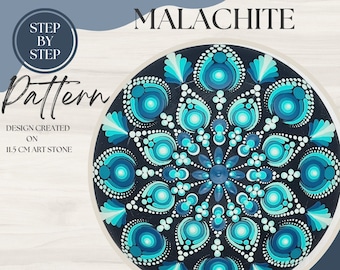 Könnte beinhalten: Ein Schritt-für-Schritt-Muster zum Erstellen eines Mandala-Punktbildes auf einem 11,5 cm großen Kunststein. Das Mandala hat ein blaues und grünes Farbschema mit schwarzem Hintergrund. Das Design heißt "Malachit".