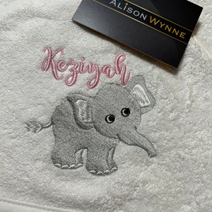 Toalla Capa de baño Bebe Personalizada con nombre bordado Elefante blanco  rosa Danielstore