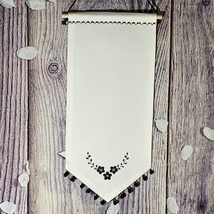 Emaille Pin Banner mit Blumen Stickerei und Pompom Trim, Canvas Pin Banner, Emaille Display Pin Banner, leere Banner, weiße Pin Display