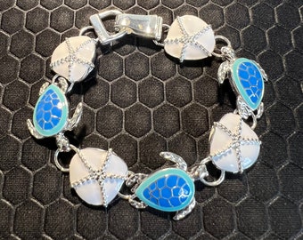 Pulsera de tortuga y dólar de arena en plata, azul, aguamarina y blanco hecha de plata de ley