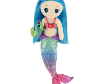 Mermaid Joanie Stoffpuppe 45 cm lang und 23 cm sitzend, Joanie Mermaid hält ihren Stingray Pal.