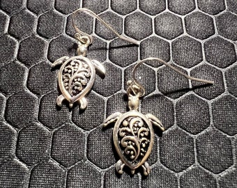 Pendientes de Tortuga con Engaste Inferior Negro Hechos de Plata de Ley