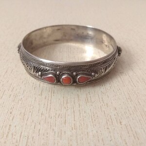 Antikes Silber Berber Armband aus Marokko mit Korallen Perlen, Berber Armbänder, marokkanischer Schmuck