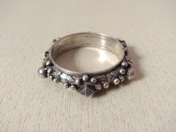 Bracciale Mizam in argento marocchino con punzoni, braccialetti sahariani, gioielli marocchini - Italia