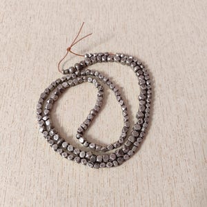 Set von 159 antiken kleinen silbernen Berberperlen, kleine Silberperlen, Berberschmuck, marokkanischer Schmuck