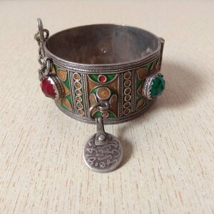 Antikes marokkanisches Berber Silber Armband: Emaille, Glas & Münze