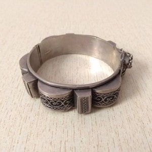 Marokkanisches Berber-Armband aus Silber: Granuliertes Design, Sicherheitskette