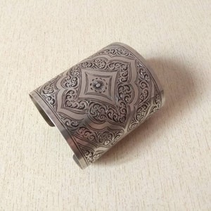 Marokkanisches Silber Berber Armband: Handgemachte Armspange mit Blumen Gravur
