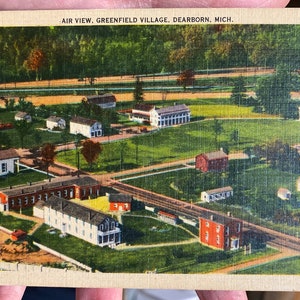 Schöne antike Leinen Postkarte von Airview von Greenfield Village in Dearborn, Michigan