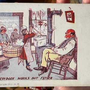 Cartão postal antigo engraçado "Todos trabalham, menos o pai", estilo vitoriano, 1906