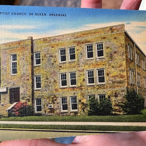 Hermosa postal de lino antiguo de la Primera Iglesia Bautista en De Queen, Arkansas