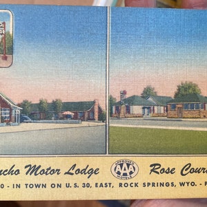 Belle carte postale en lin antique El Rancho Motor Lodge, Rose Court à Rock Sorings, Wyoming