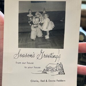 Wirklich coole antike Vintage Weihnachtskarte mit kleinem Mädchen & Weihnachtskuscheltieren 1950er Jahre