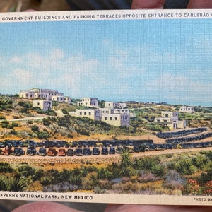 Wunderschöne Leinen Postkarte von Regierungsgebäuden und Parkterrassen gegenüber Eingang zum Carlsbad Caverns National Park, New Mexico