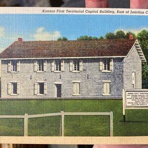 Cartão postal de linho antigo e legal, primeiro edifício do Capitólio Territorial do Kansas, a leste de Junction City, Kansas, 1941