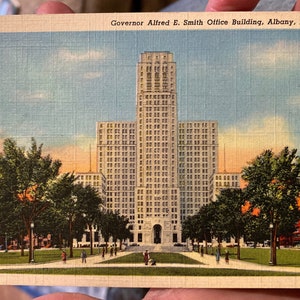 Belle carte postale antique de linge du gouverneur Alfred E Smith immeuble de bureaux à Albany, New York