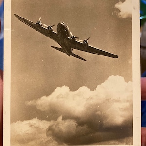 Lindo cartão postal RPPC com foto real dos anos 1940 do Stratoliner em vôo no campo La Guardia