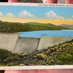 Cartão postal de linho antigo foda do Lago Rush, montanhas de Wichita perto de Lawton, Oklahoma