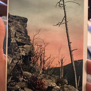Lindo cartão postal antigo da rocha do por do sol no cravo de Kaaterskill, montanhas de Catskill Copyright Detroit 1902 Photographic Co.
