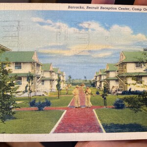 Lindo cartão postal de linho antigo do acampamento Grant Barracks do Exército dos EUA, centro de recepção de recrutas perto de Rockford, Illinois