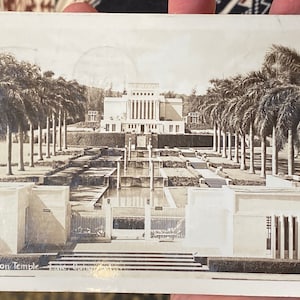 Piękna pocztówka RPPC z 1945 r. przedstawiająca świątynię mormonów w Laie Oahu na Hawajach