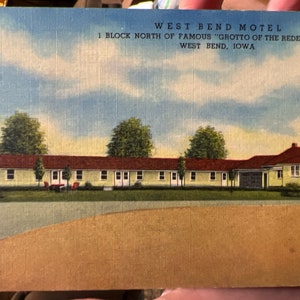 Schöne Antike Leinen Postkarte von West Bend Motel, 1 Block Der Erlösungsgrotte" in West Bend, Iowa