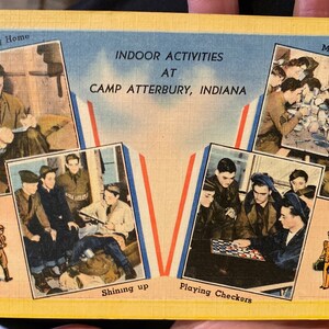 Fabuloso cartão postal colorido de linho antigo com foto RPPC de atividades internas em Camp Atterbury, Indiana