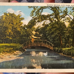Lindo cartão postal antigo da ponte rústica no parque da cidade, Alexandria, Louisiana