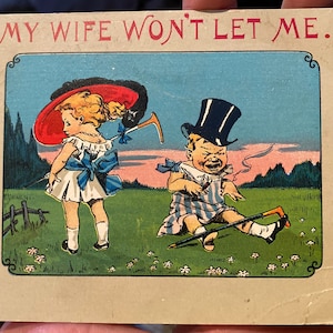 Cartão postal cômico antigo de 1912 “Minha esposa não me deixa” com bebês atrevidos