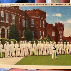 Wunderschöne Antike Leinen Postkarte einer Firma bei Drill, Riverside Military Academy in Gainesville, Georgia