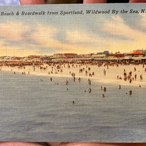 Lindo cartão postal de linho com vista da praia e do calçadão de Sportland, Wildwood By the Sea, Nova Jersey