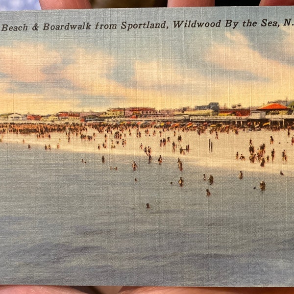 Magnifique carte postale en lin de la vue sur la plage et la promenade de Sportland, Wildwood By the Sea, New Jersey